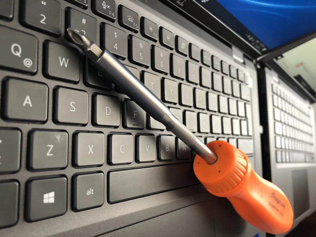 Destornillador sobre el teclado de un notebook en reparación
