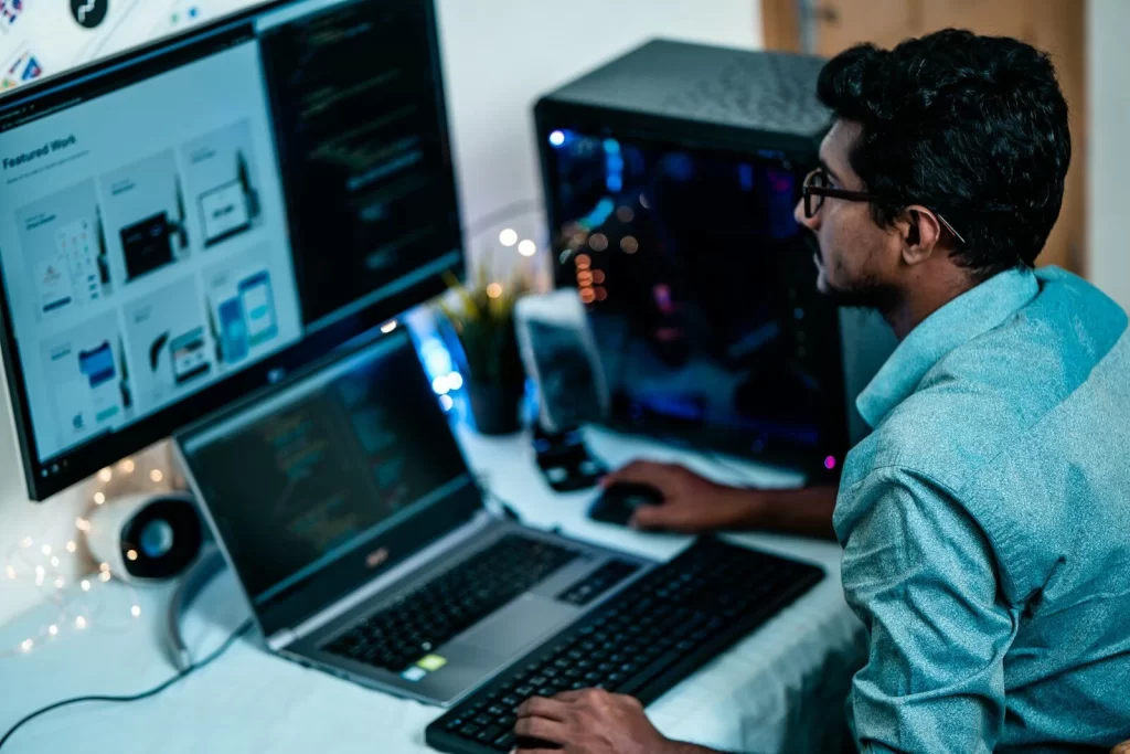 Técnico de FixMyPC trabajando entre computadores
